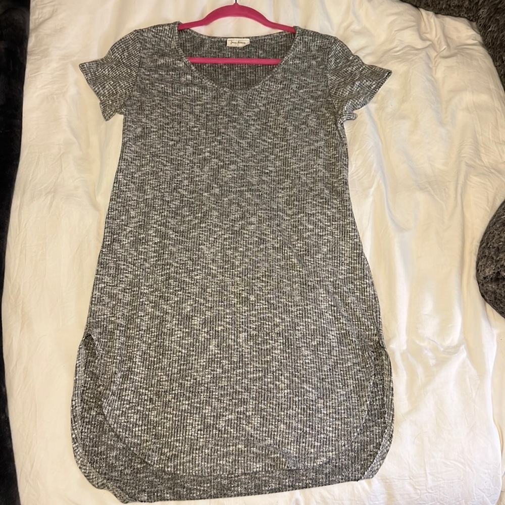 Two t-shirt dresses - Picture 2 of 5